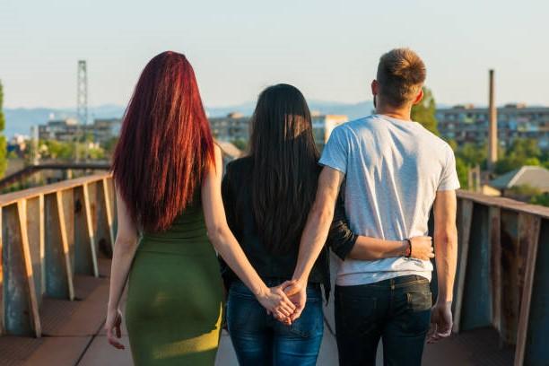 Polyamory: Is it possible to love several people?